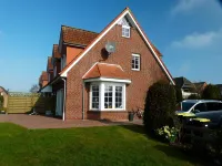 Vacation home directly on the river, close to the beach, WLAN, TV, 6 beds, own jetty - WiFi