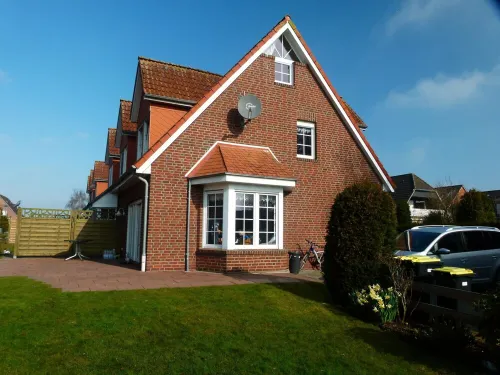 Vacation home directly on the river, close to the beach, WLAN, TV, 6 beds, own jetty Hotels in Dornumersiel