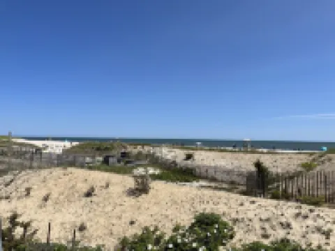 Available Memorial Weekend Near Seagull Beach, Short Walk to Restaurant, Shops