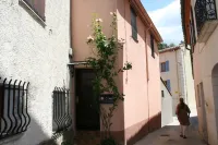 Tastefully renovated village house in Laroque des Alberes. Hotels in Laroque-des-Alberes