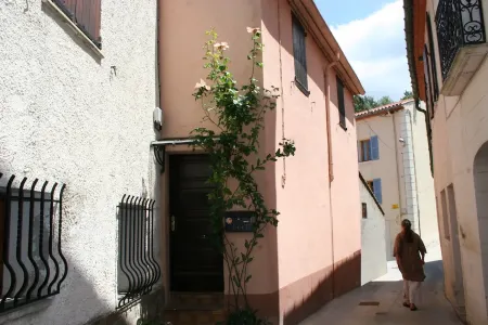 Tastefully renovated village house in Laroque des Alberes. Отели в г. Ларок-Дез-Альбер