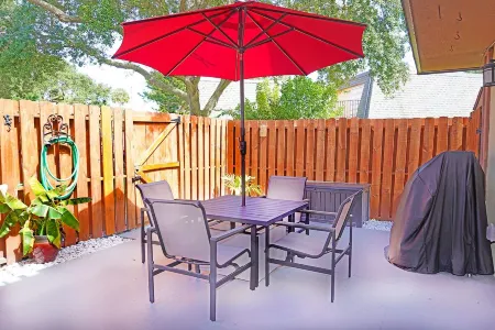 Cheerful 2 Bedroom Townhome With Fireplace & Private Patio  in New Smyrna Beach! Отели в г. Нью Смирна Бич
