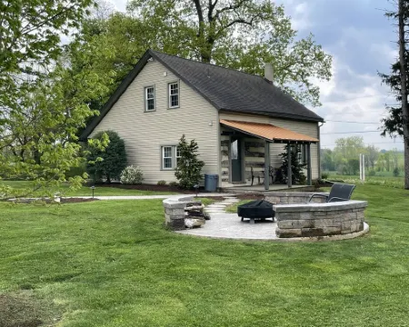 10 Minutes from Sight and Sound, Restored 1700's Home Surrounded by Farmland 斯特拉斯堡酒店