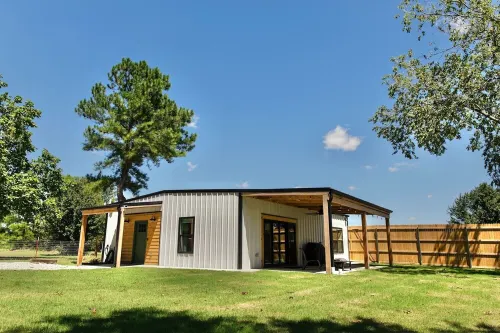 The charming Scissortail Farmhouse on land with hot tub minutes from downtown! - Homestays
