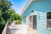 Remodeled Beach House 1 block from beach. 4min walk. Sleeps 8.