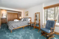 Close to town cabin w/Hot Tub in Steamboat Springs