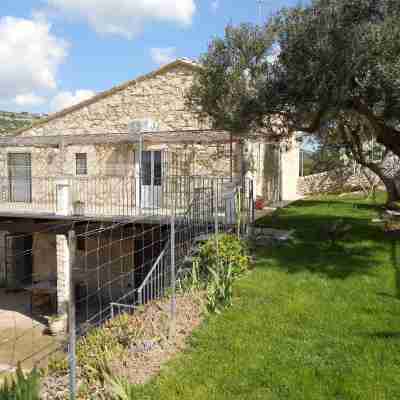 Secluded old farmhouse with a view and pool to relax in total quiet. Hotel Exterior