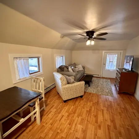 Cozy 1 king bed Apt Minutes to Okemo (Pet Friendly)