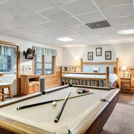 Cozy Cabin in the Hills. Hot Tub, Views, Pool Table, Pet Friendly and Much More