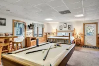 Cozy Cabin in the Hills. Hot Tub, Views, Pool Table, Pet Friendly and Much More