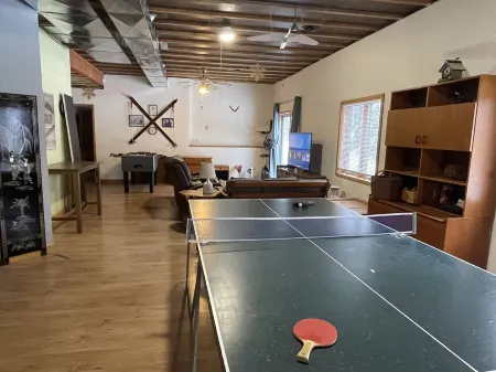 Secluded Mid-Century 10 minutes from Devils Lake State Park, Baraboo & skiing