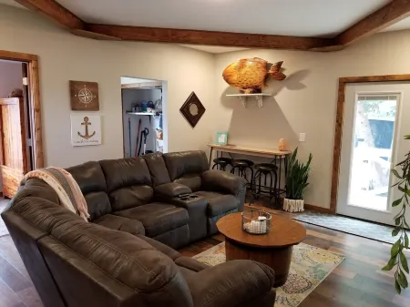 Spacious Yet Cozy, Newly Remodeled Home Steps Away from the Surf Ballroom. Отели в г. Клир Лейк