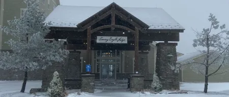 Luxury Ski-in/Ski-out 2 BR, Soaring Eagle 207, Hot tubs, Underground parking