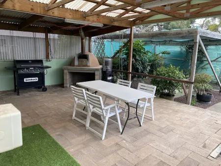 4 or 5 bedroom home with solar heated, undercover outdoor pool. Pet friendly. Отели в г. Ардросан