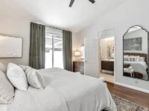 Charming 3-bedroom home, popular Broadstone area, walk to shops & park, WiFi, AC Hoteles en Folsom