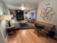 Mid-Century modern 2-bedroom home near McKennan Park, hospitals and universities