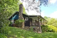 Log Cabin~Hot Tub-~Walk To Town~on Appalachian Trail~wi-fi~