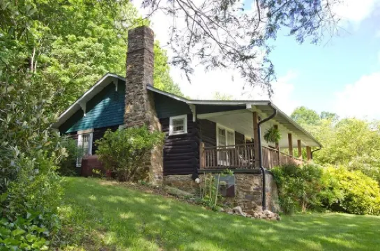 Log Cabin~Hot Tub-~Walk To Town~on Appalachian Trail~wi-fi~ Hotels in Hot Springs