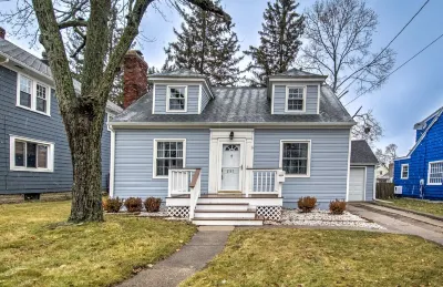 Great location to MSU! Charming 3 bedroom, 2.5 bathroom house. Hotel in zona Lansing Community College