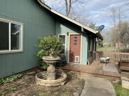 Cozy creekside home with deck, 15 min to airport, shopping, 1 hr to Crater Lk. Отели в г. Игл Пойнт