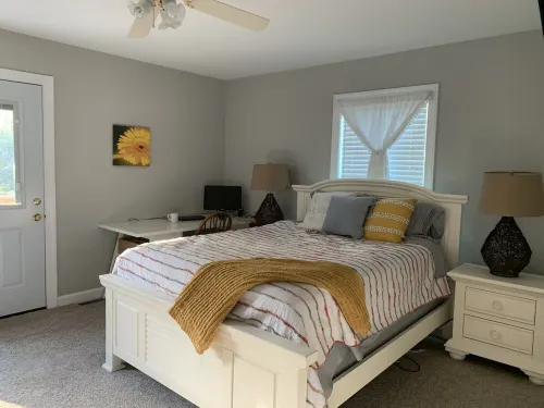 A private, wooded home in Emerald Isle, NC, 5th row from the beach (5 min walk)