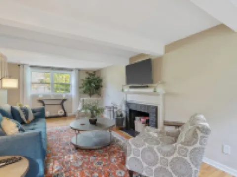 Comfy and cozy 4-bedroom minutes to SU, Hospitals, and downtown Syracuse โรงแรมในซีราคิวส์