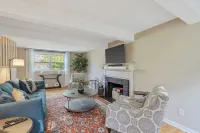 Comfy and cozy 4-bedroom minutes to SU, Hospitals, and downtown Syracuse Hotels in Syracuse