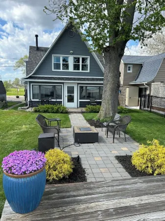 Lakeside Oasis - Lake Erie Lakefront with Golf Cart Отели в г. Monroe County