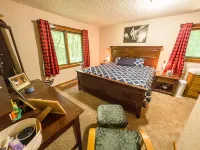 Rustic Charm: Pewaukee Lake Cabin, Sauna & Hot Tub