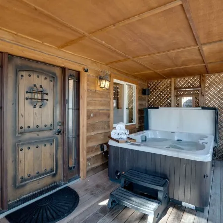 Walk to Stagecoach Lift - 5Br Luxury Ski Cabin - Private Hot Tub - 3 Fireplaces