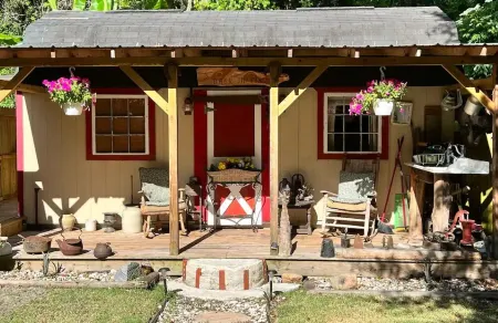 Cozy 200 ft tiny house with WiFi, AC, located in nature and close to so much. Отели в г. Юли