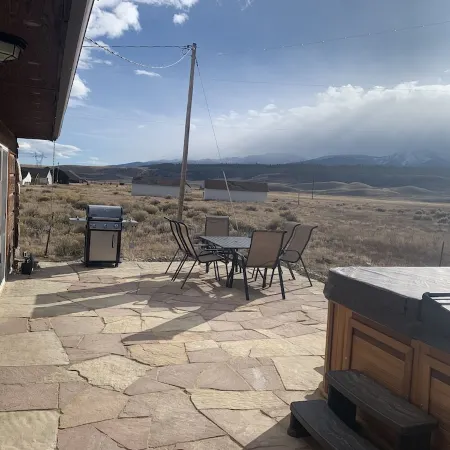 Scenic 3 bedroom cabin with hot tub
