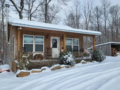 Cozy Cottage on Private Lake. Currently Accommodates (3) Travelers for Summer The Adventure Guild 주변 호텔