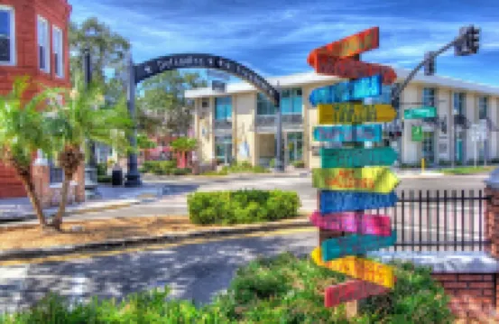 Beautiful Condo in Dunedin. 5 min from the beach!