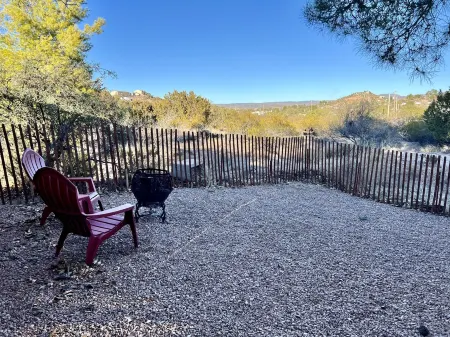 Pet friendly vintage camper turned tiny house with fenced yard near Sedona! Отели рядом с достопримечательностью «Минделефф Кавейтс»