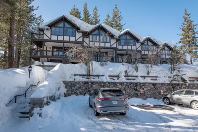Olympic Valley Listing with Penthouse Views! Hotel in zona Alpine Base Area at Palisades Tahoe