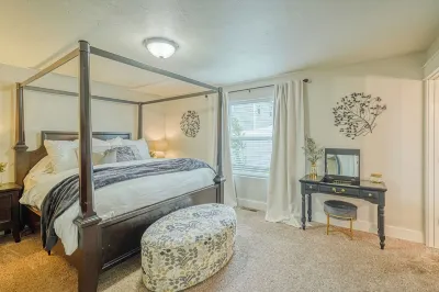 Close to Glacier Park! 4 Bedroom, 2 bath Family and Pet Friendly Comfy Home