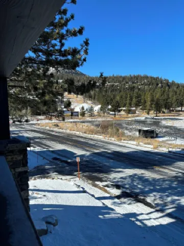 Charming 2-bedroom condo in delightful Mammoth Lakes with fitness room, WiFi