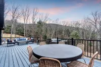 Dreamtime Hillside Cabin w/ hot tub, fire pit, expansive deck
