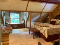 Tranquil retreat  on 16 acres sleeps 10 guests. Hotels in Barren Fork Township