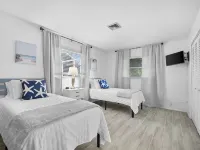 Lakefront Pool Home-Venice, FL Hotels in Venice Gardens