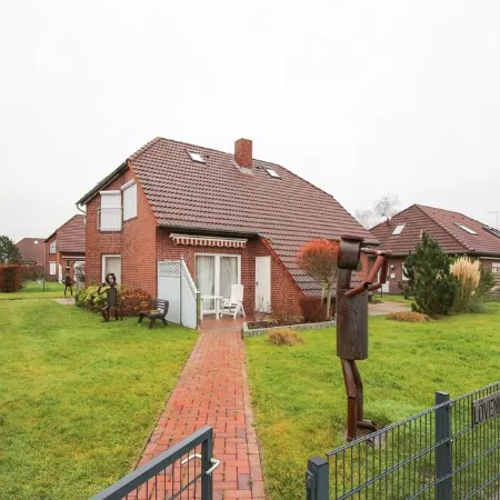 Semi-detached house with garden in a quiet side street in Norddeich
