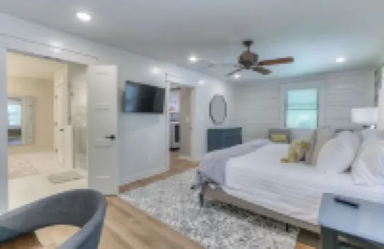 Lakeside Family Escape-Modern log home in secluded cove w/pvt. dock, Sleeps 12