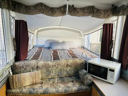 Portable Travel Popup Camper Pet Friendly AC/Heat