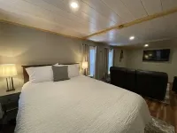 Close to Everything, Cozy Cottage for up to 6, Cleanest in Rangeley! Quill Hill Access Road 주변 호텔