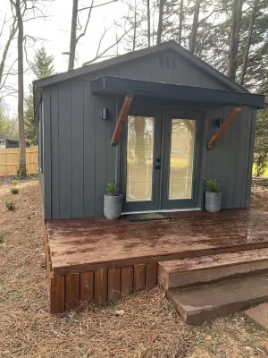Serene & Cozy Bungalow with 1 bedroom and WiFi, AC in peaceful Kernersville Отели рядом с достопримечательностью «Сейлем Крик Гринуэй»
