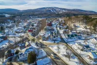Relaxing Mountain Setting w/Private Hot Tub, 5 Minutes to Okemo.  Pet Friendly!