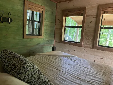 Creek Cottage, in the Ozarks!