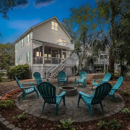 Folly Beach Gem: Walk to Beach, Restaurants & Nightlife - Happy Ours