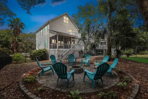 Folly Beach Gem: Walk to Beach, Restaurants & Nightlife - Happy Ours - 4-Sterne